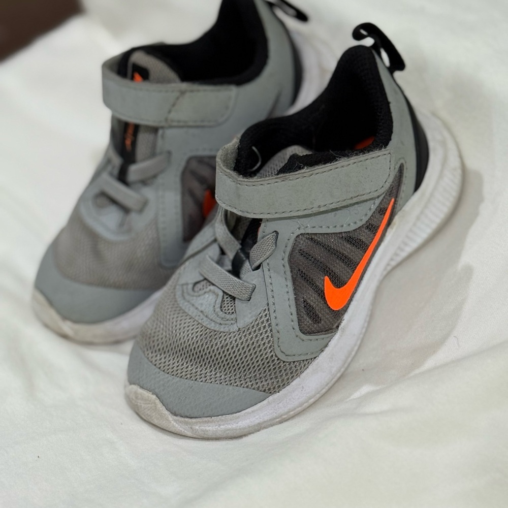 NIKE DOWNSHIFTER Toddler Sneakers Gray with Orange Accents CJ2068-001 Sz 6C